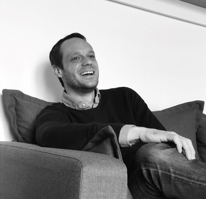 olivier merlet fondateur de l'agence aktuelle dekoration concepteur et designer d'espaces à paris et au val d'europe en seine et marne