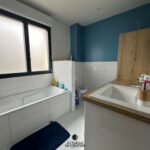 Aménagement d'une salle de bains avec buanderie