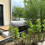 espace lounge d'une terrasse avec canapé extérieur