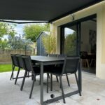 espace repas extérieur avec table 6/8 personnes