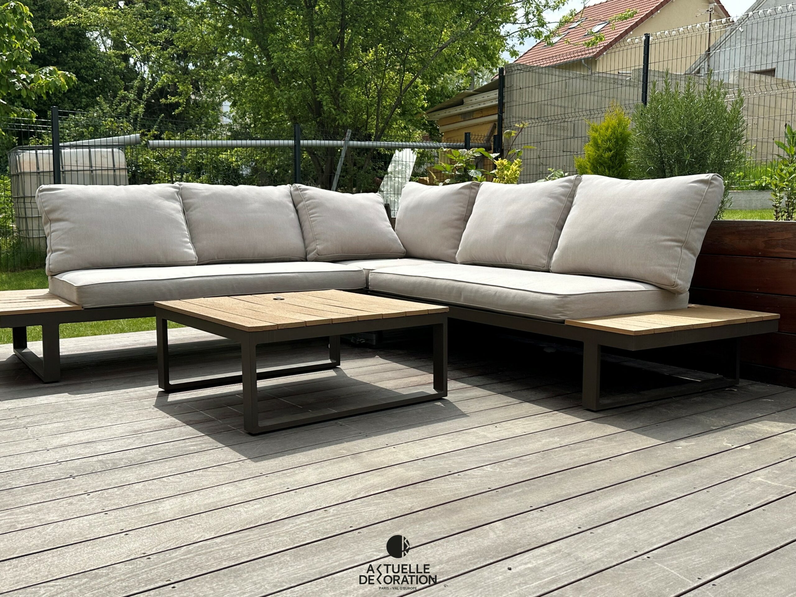 espace lounge d'une terrasse avec canapé extérieur