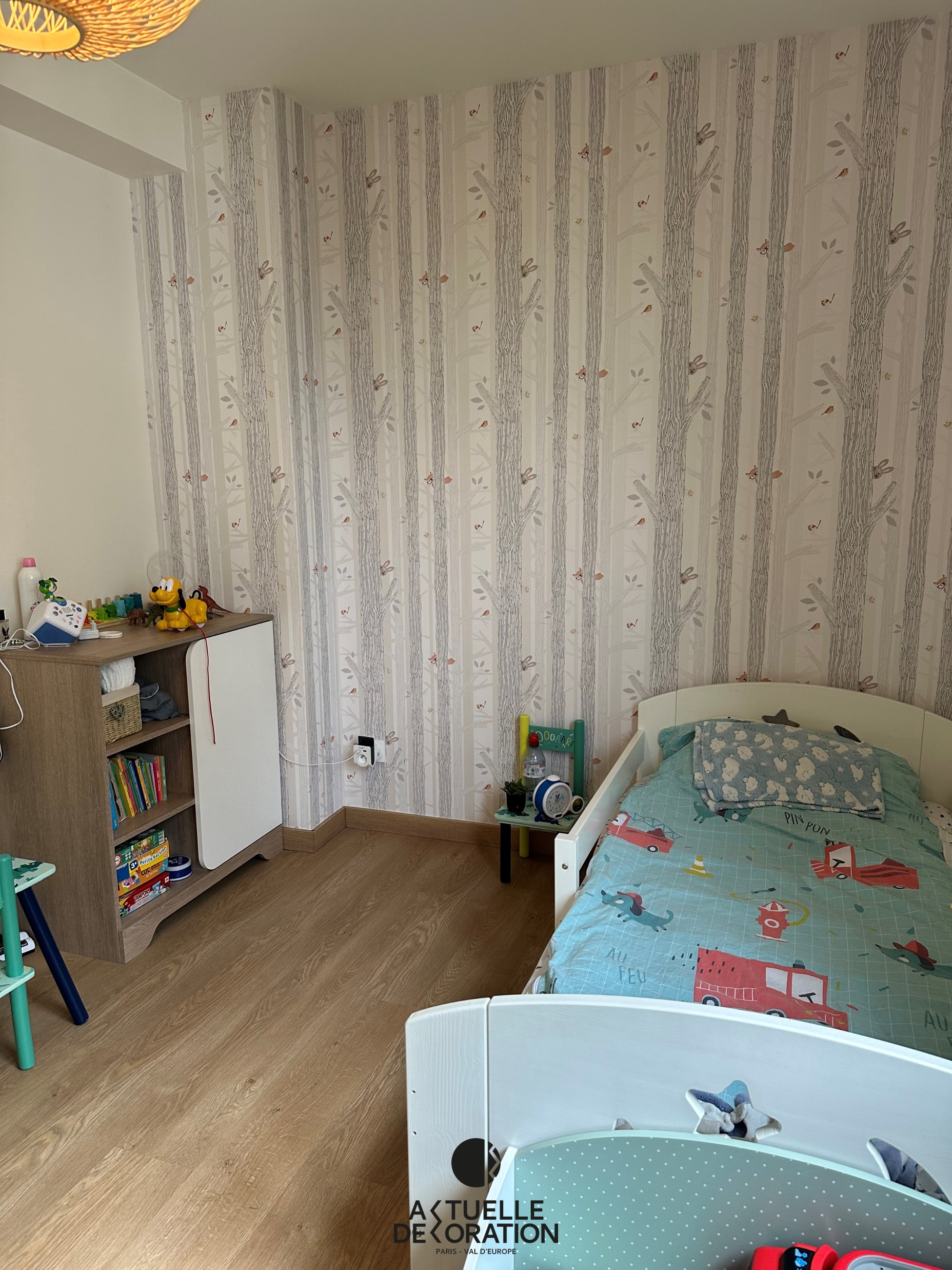 aménagement et décoration d'une chambre d'enfant avec papier peint boisé et petits animaux