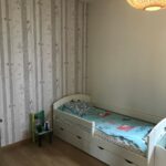 aménagement et décoration d'une chambre d'enfant avec papier peint boisé et petits animaux