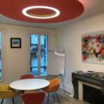 décoration et aménagement d'un bureau de direction au style coloré et contemporain
